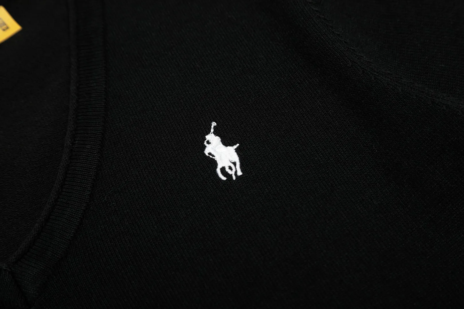 P146 💰 "Top quality" Style number: DS079# (not off the shelves all year round) [Ralph Lauren classic pony embroidery V-neck goddess style summer knitted short sleeves] ✅Ralph Lauren Ralph Lauren popular and versatile women's V-neck ice silk knitted short sleeves ✅Main supply platform live broadcast Wholesale entity Replenish when out of stock Not off the shelves ✅ZP quality 1:1 version Scan the code to enter the GF website Z cabinet quality ✅Comfortable, soft and highly breathable Focusing on high-end, cost-effective and good quality, needless to say. ✅Restore the original version. Loose, comfortable and stress-free. ✅Wear for work and life. Suitable for various occasions. Must-have recommended model for goddesses. Size: S-XL. Color: Black, White, Gray, Navy Blue, Pink Mi Xing.